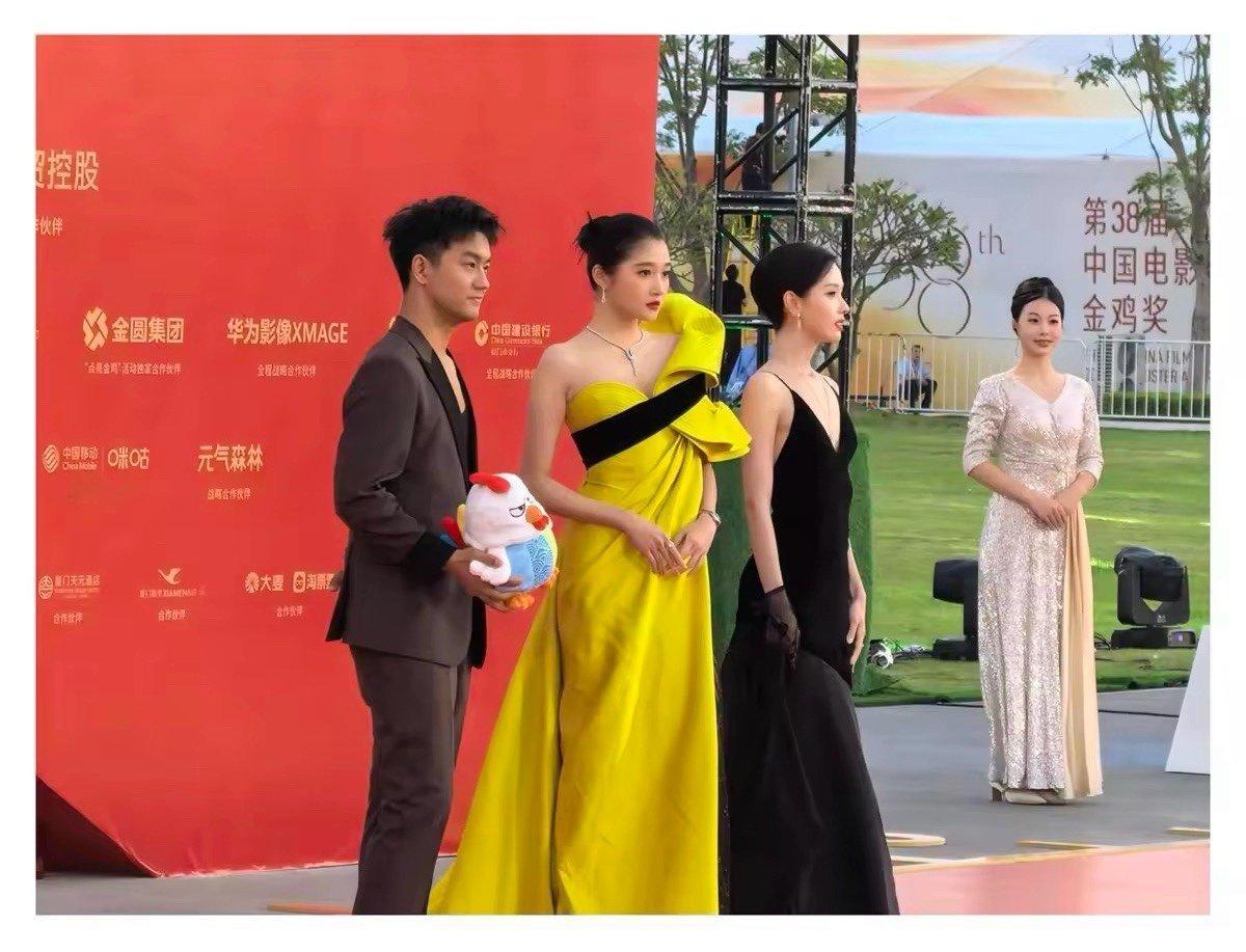 关晓彤神图又加一~今天金鸡奖红毯造型真的好适合她！