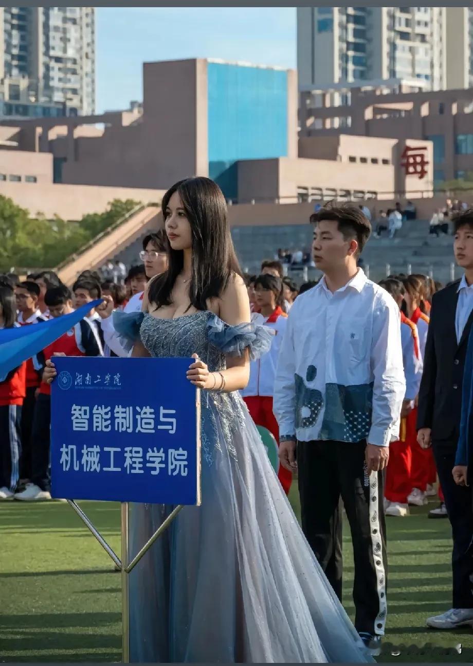 严重怀疑这个举牌子的美女是从其他学院借来撑场面的[笑哭]