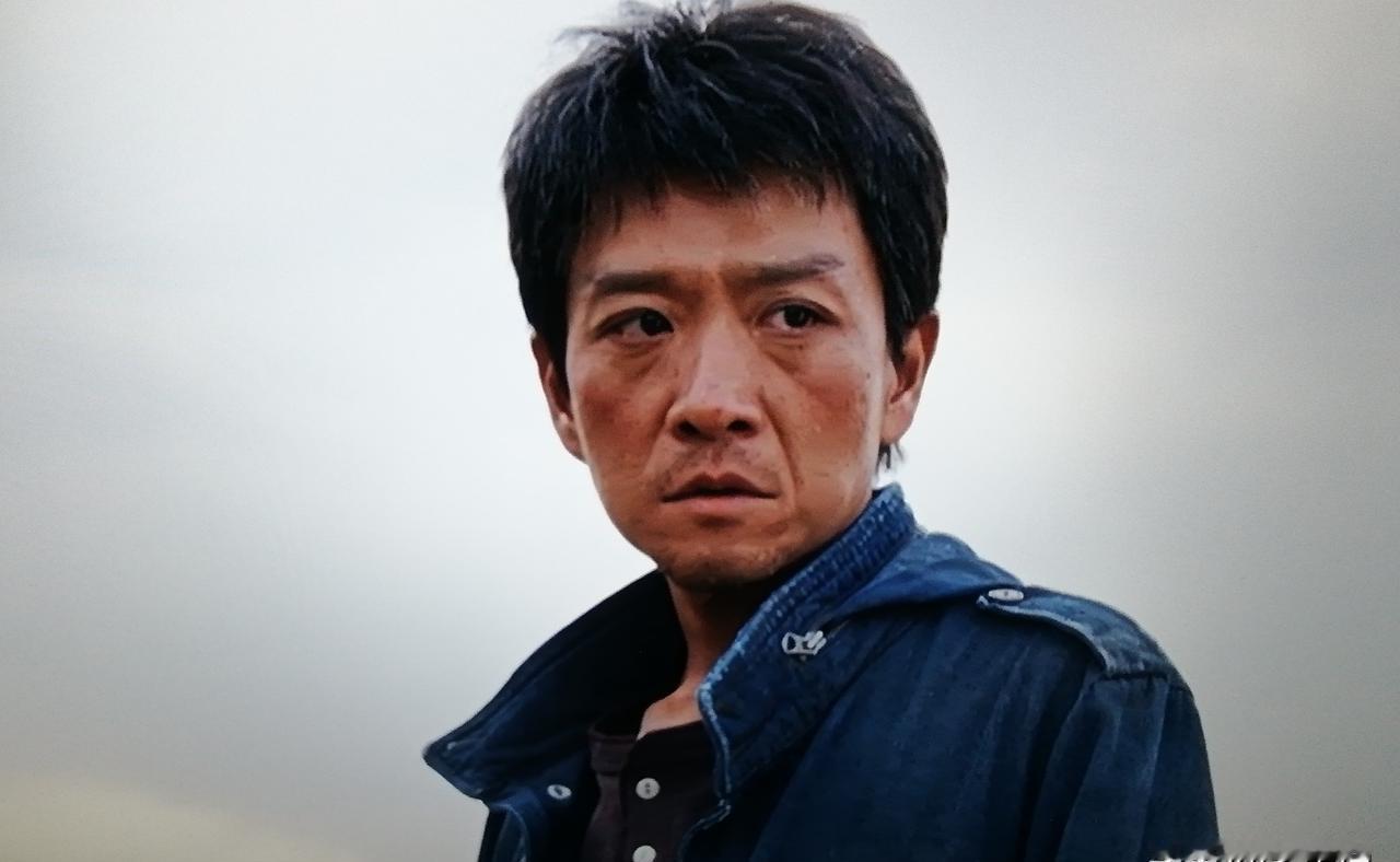 标题：十七年后，他找到的不是队长，是一副白骨和一把刀
第一段  
2007年10