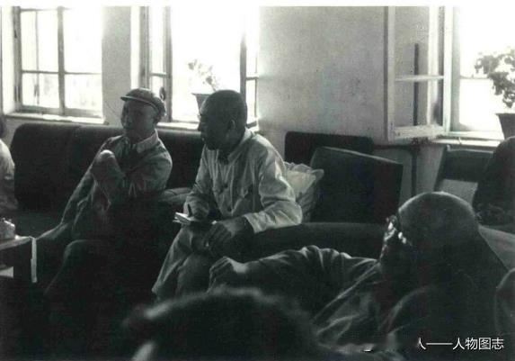 1961年,王震陪同国务院副总理邓子恢视察黑龙江垦区。