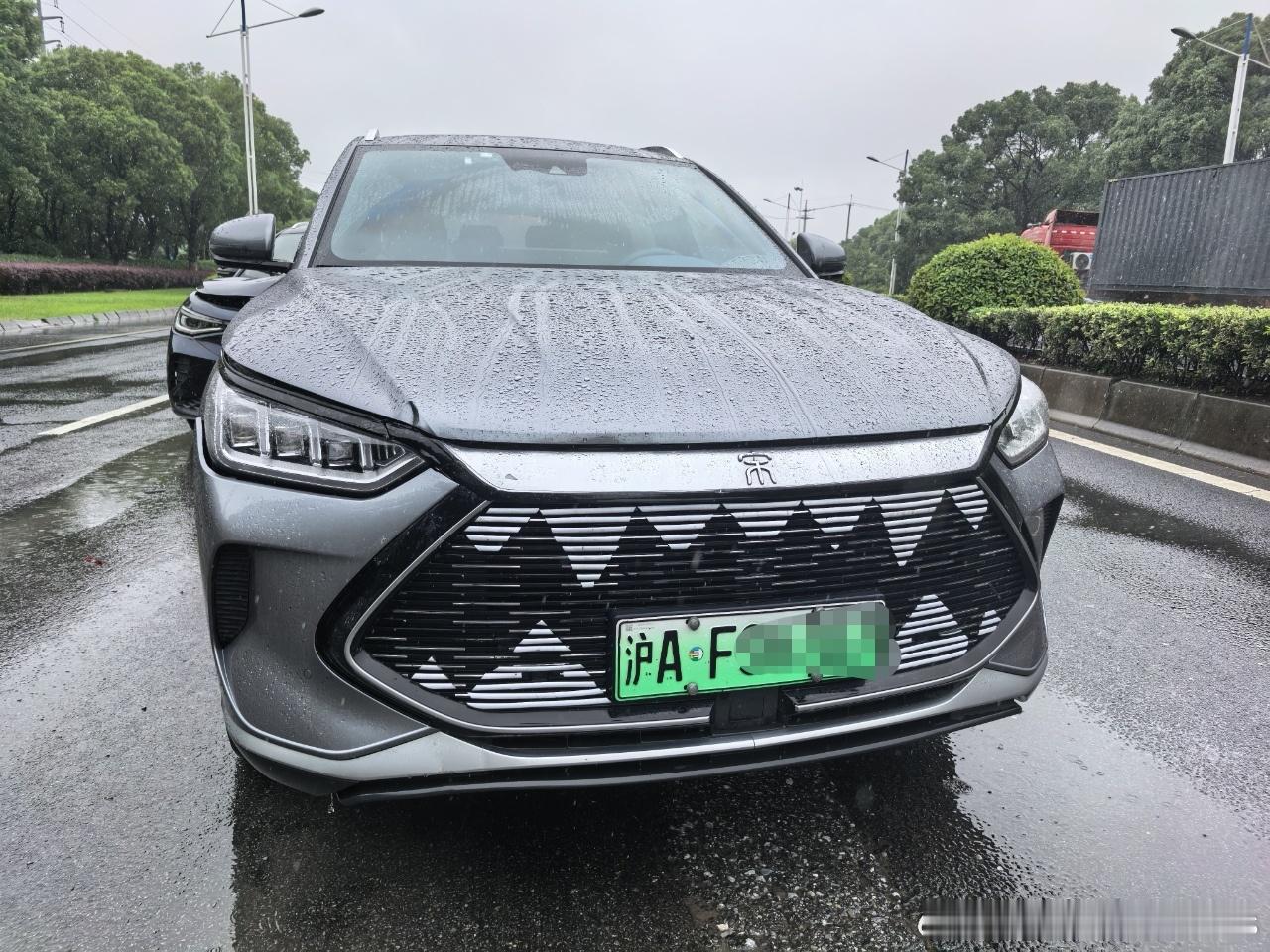 这大嘴前脸和手贴的黑化轮毂，我还以为我全损可以换闪充了不过有一说一，我自己去年还