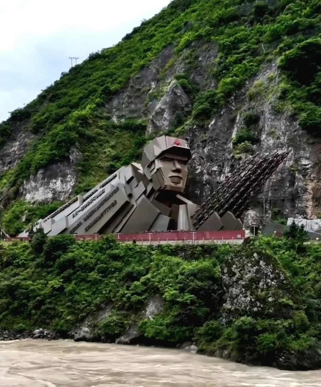 每个中国人都应该铭记的大桥——泸定桥 每一个中国人都应该记住这座大桥——泸定桥。