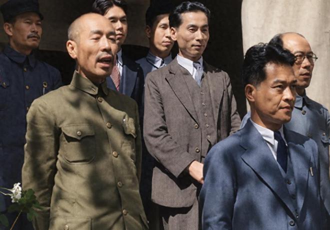 1937年12月18日,周恩来到武汉。这个时间点其实很有意思。南京已经失守,国民