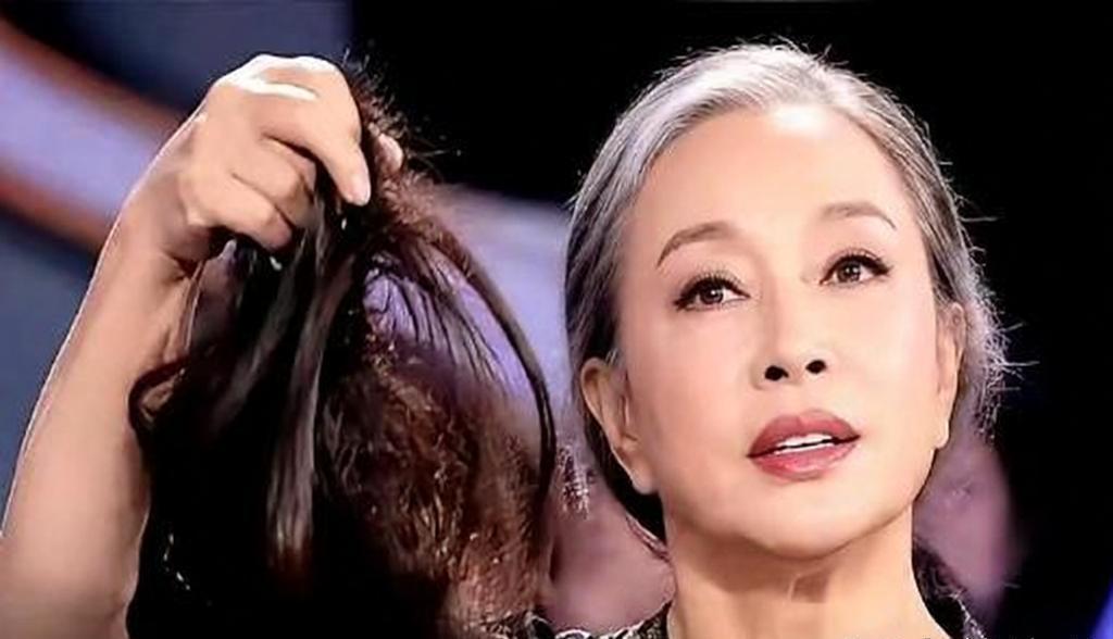 百花奖颁奖现场，75岁的刘晓庆突然抬起手百花奖颁奖现场，75岁的刘晓庆突然抬起手