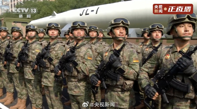 #看祖国阅兵一个个舒适瞬间##九三盛大阅兵##阅兵直播# ​​​（央视新闻） ​