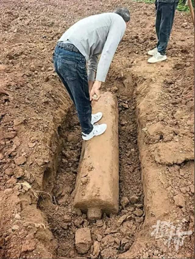 菜地挖出800年古石柱刻满文字还有金代官印，村民：早有人来寻宝