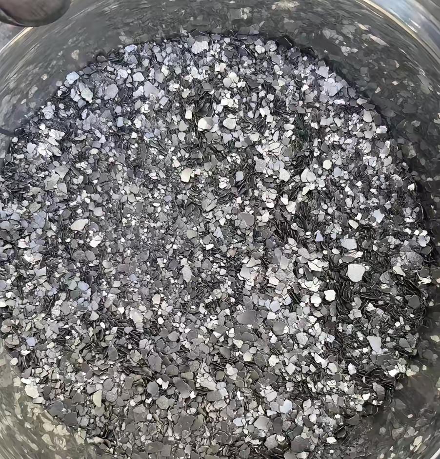 近日公告，上市公司濮耐股份，公司副总等4人伪报品名走私被公诉。

​这种石墨是导