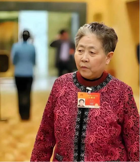 陶华碧在一次采访中提到，老干妈之所以一直使用某家玻璃厂的瓶子，并不是因为它保鲜或