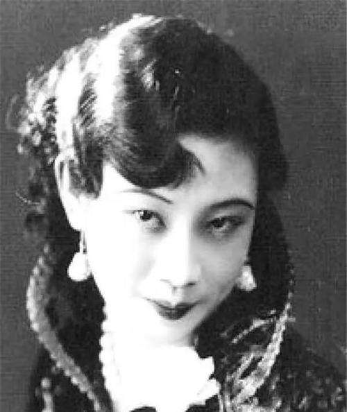 毛人凤的妻子向影心，一个千娇百媚的民国才女，9年为他生下8个孩子，哪知却因感冒发