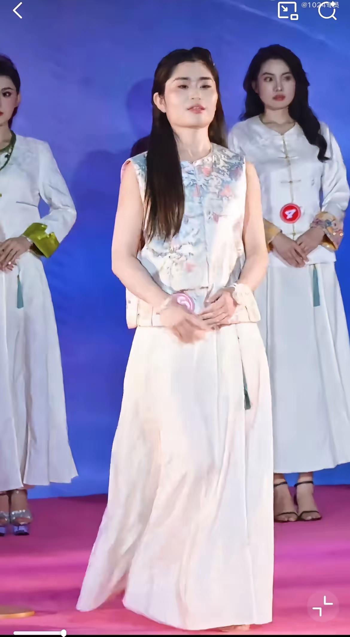 2025年全球中华小姐网络总决赛辽宁冠军获得者张倩。这长相，这身材，这该死的迷人