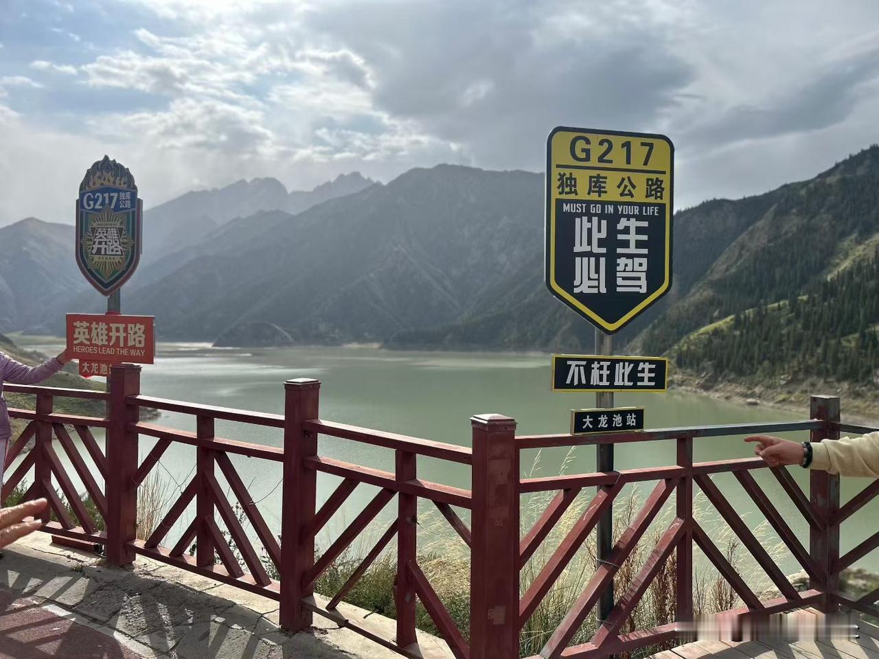 1、强者身边皆是好人，弱者身边全是坏人。
很多人常年深陷痛苦、屡遭伤害，根源并非