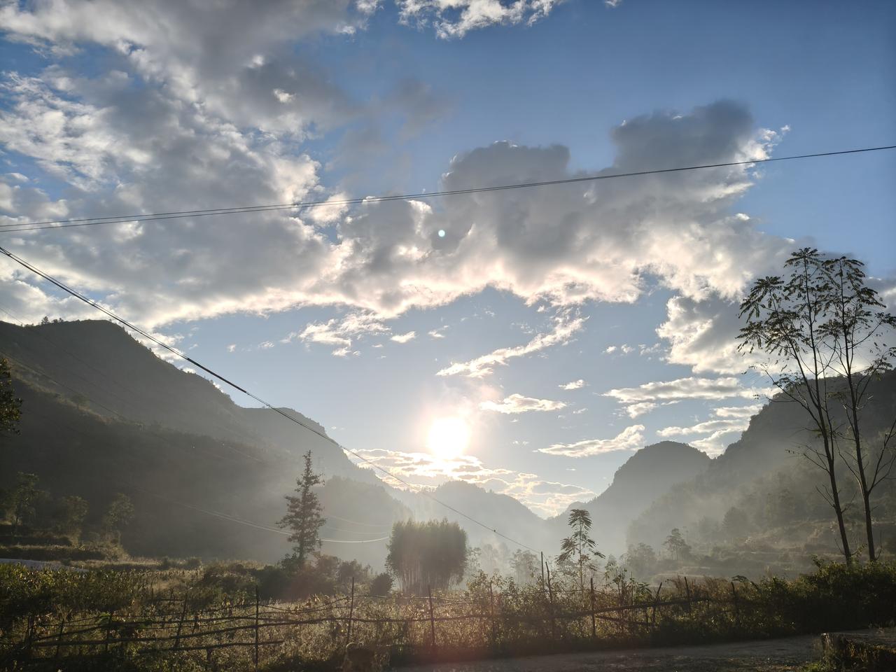  不必追赶所有星光，你本身的存在，就是自带光芒的小太阳～

今天的每一步微小努力