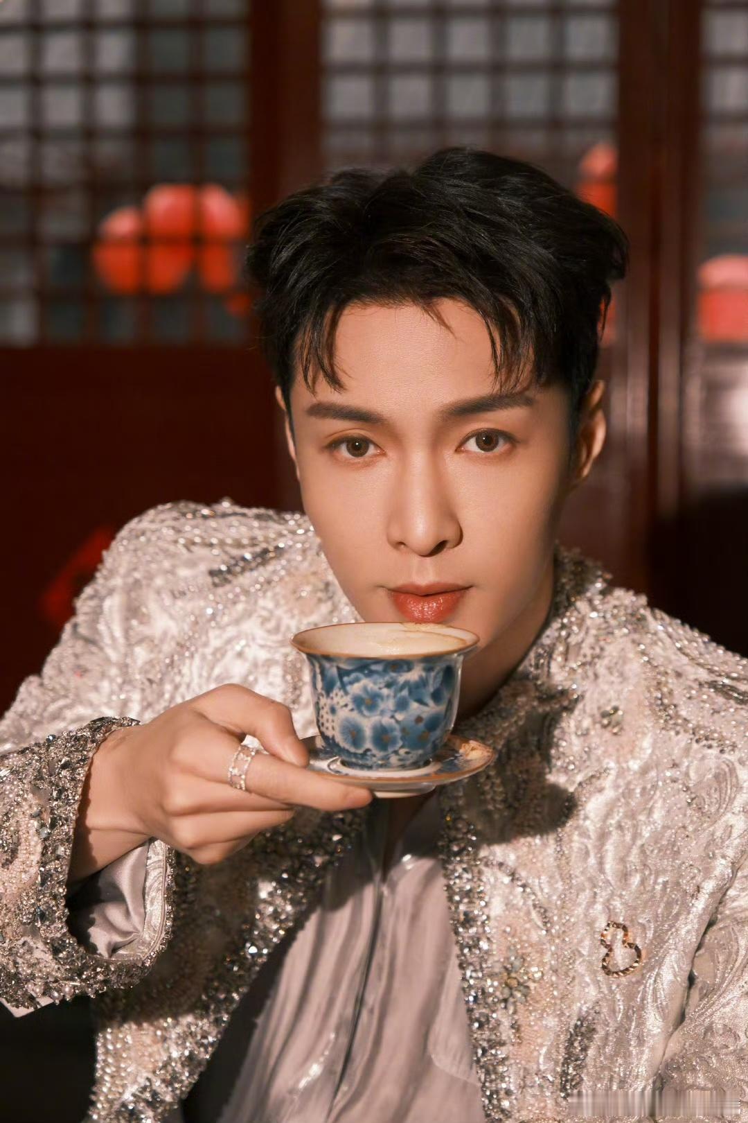春晚后台未公开拍立得  春晚的精彩表演都让人难忘，而能拥有一张春晚后台的亲签拍立