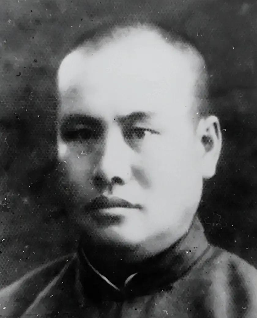 他是四千亩良田的地主：后成八路军旅长，1955年本可授衔上将。
 
这位经历极具