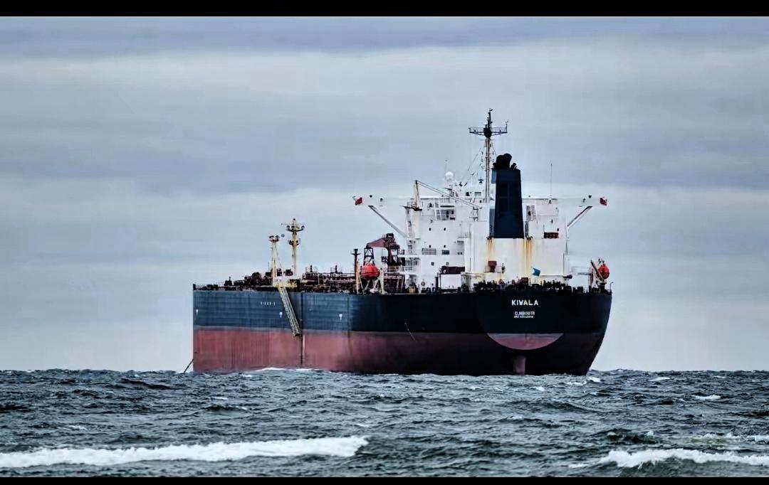 船被扣了！
油被收了！
全民愤怒。

咱们的船在公海上好好走着，说扣就被美国扣了