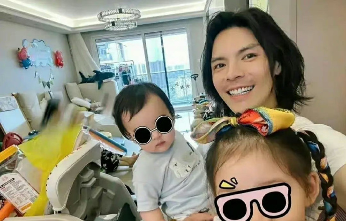 向佐每次发自拍，家里都挺乱的[晕] 不太理解 有钱人家里都这么乱吗？ ​​​