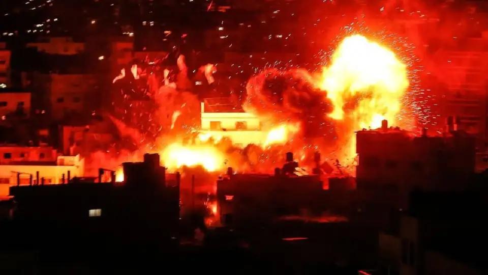 以色列暴露出巨大的弱点，使得自身数十个高价值的目标被摧毁。
由于以色列没有纵深，