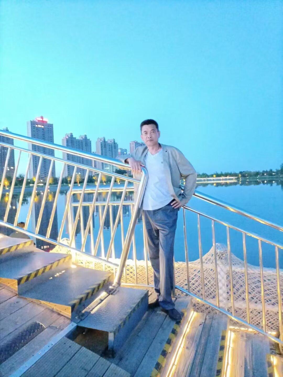 鹧鸪天：闲吟

文/原点

皆是天涯沦落人，何来烦恼向红尘。

东风尚有怜花意，