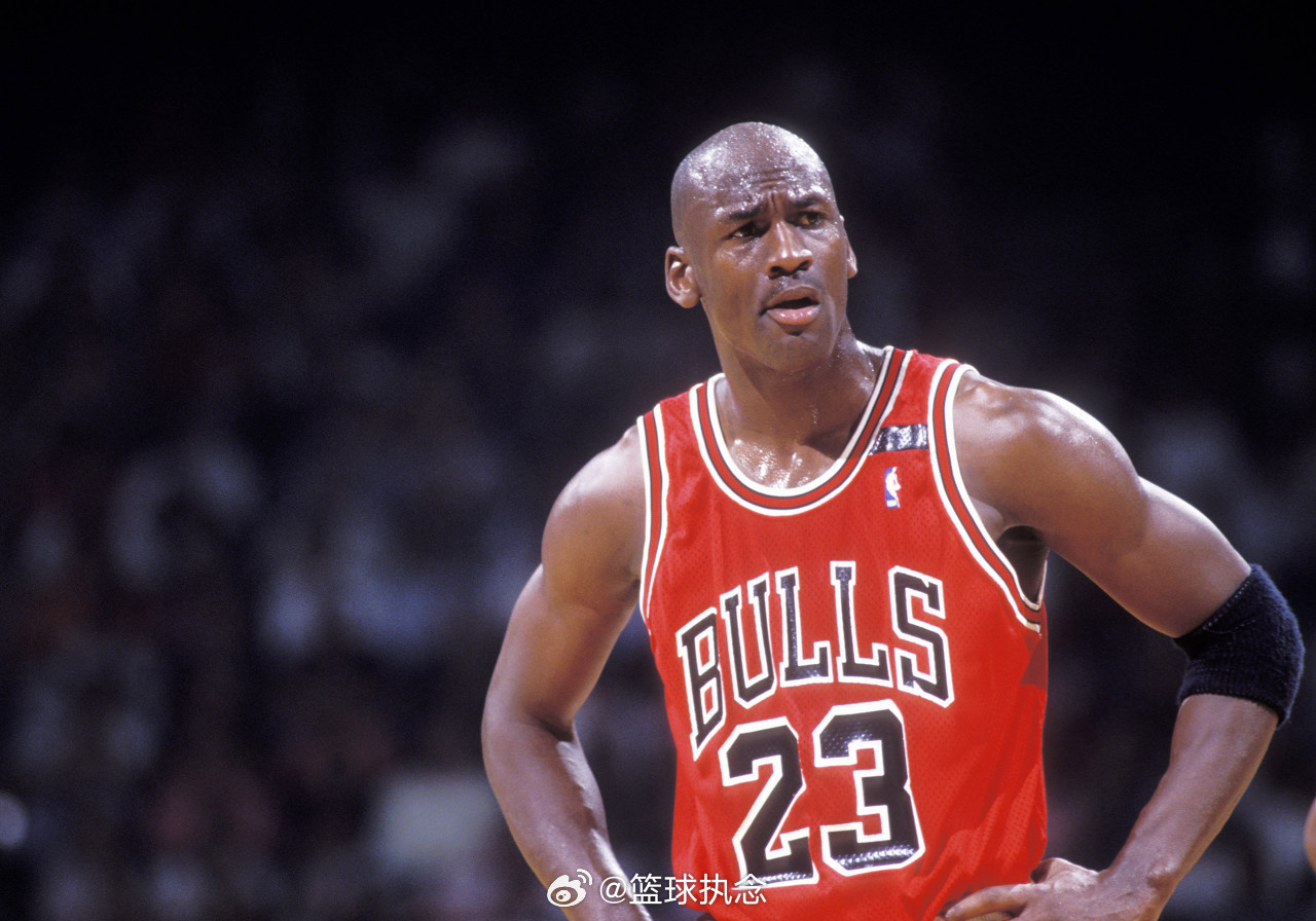 加内特：乔丹是我心中GOAT当被问及谁是自己心目中的GOAT时，加内特毫不犹豫地
