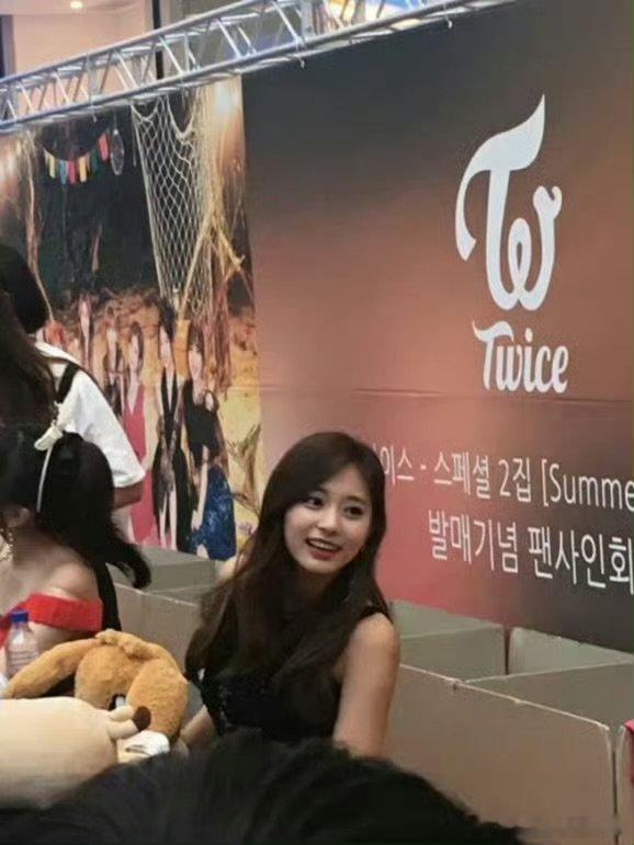 周子瑜继续参与TWICE完整体活动 周子瑜16岁拿下世首美，瑜系美人的权威周子瑜