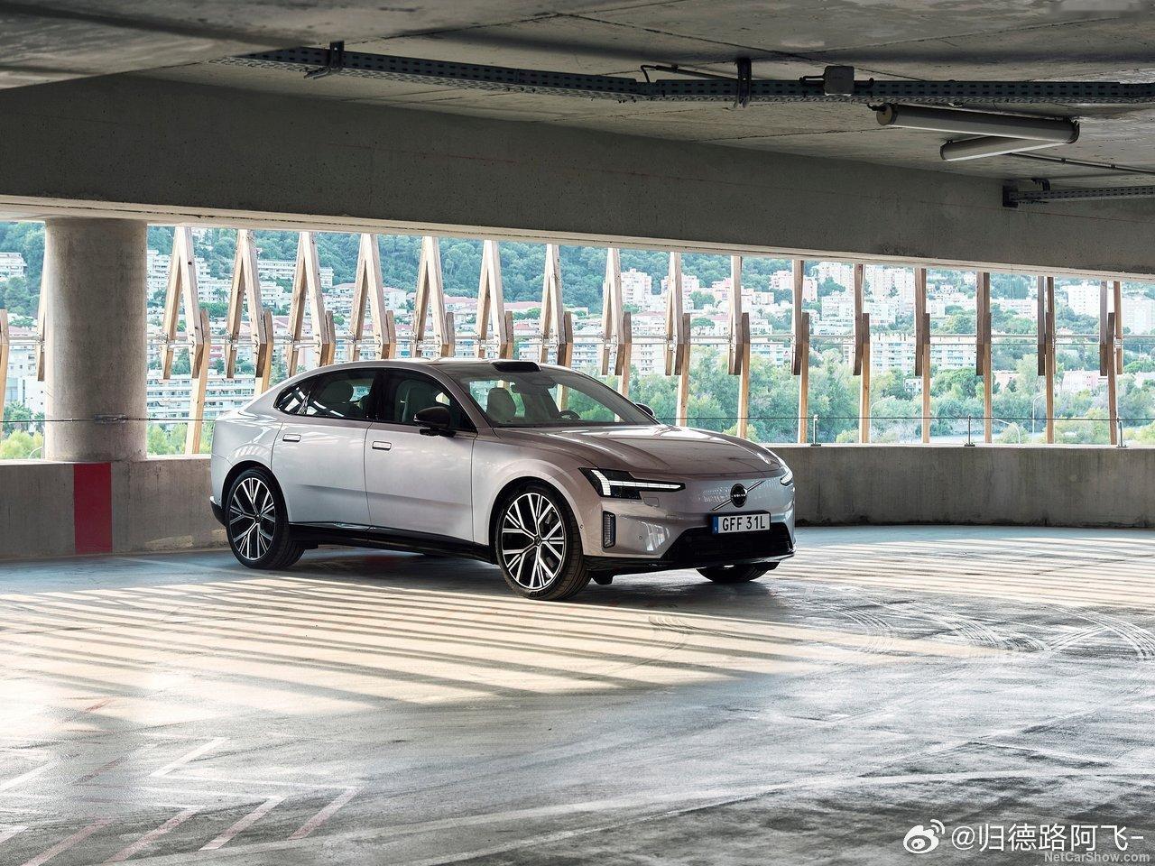 上周末在北京刚拍摄完ES90，视频现在还发不了，不过可以聊聊感受。造型可能是争议