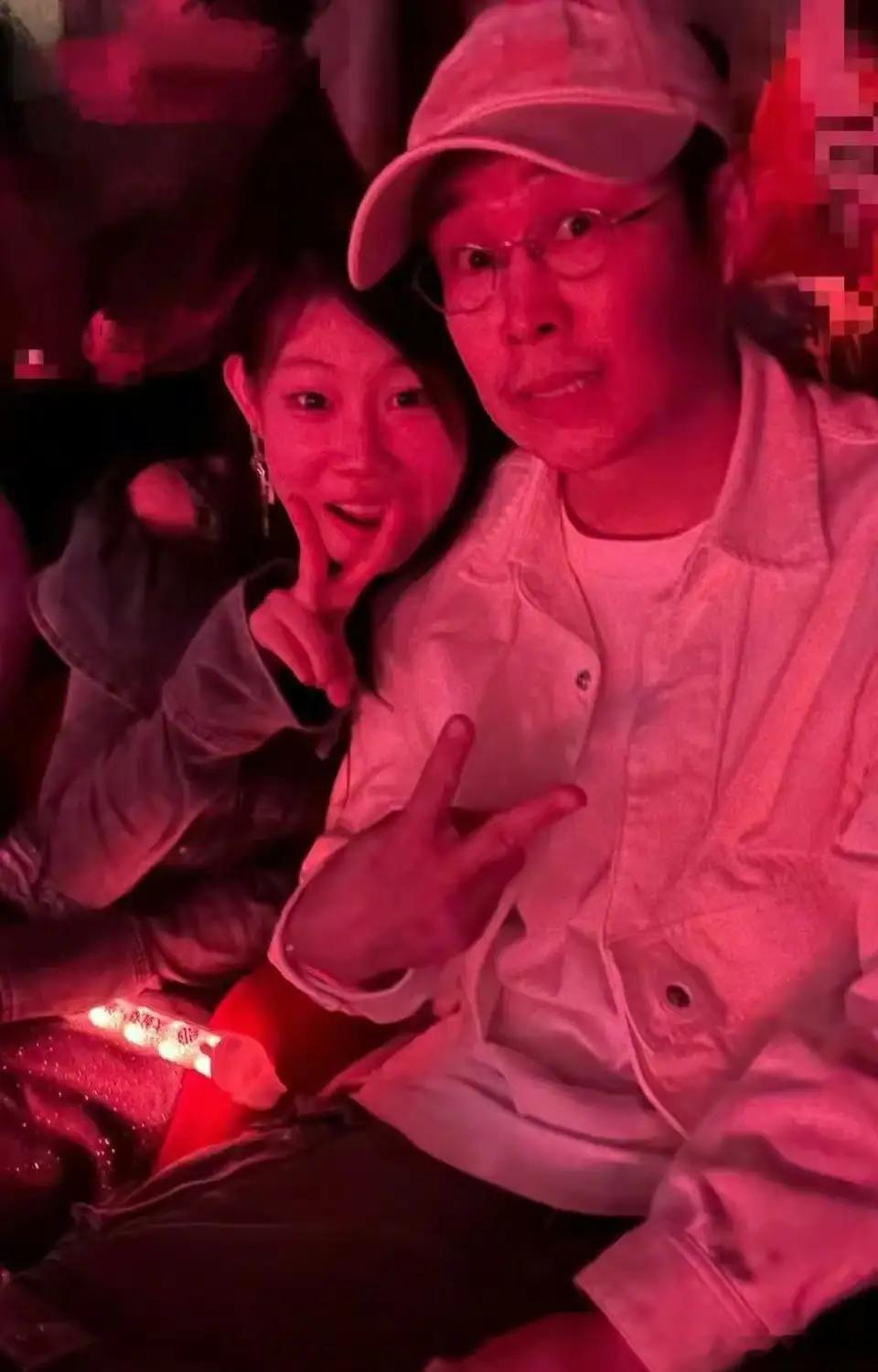 小沈阳带女儿去看演唱会，沈佳润与爸爸开心比耶，父女同框好有爱，所以有些东西出身我
