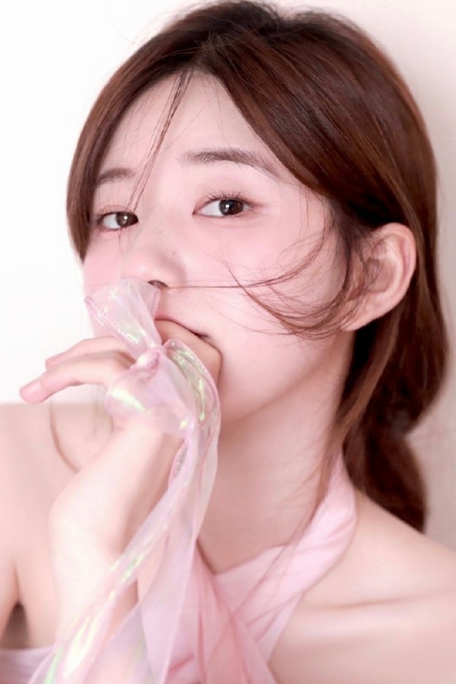 赵露思 💜杏仁椰椰露发帖专用 “不同蔷薇，你可是明艳从不凋零的玫瑰.”𝒅𝒊