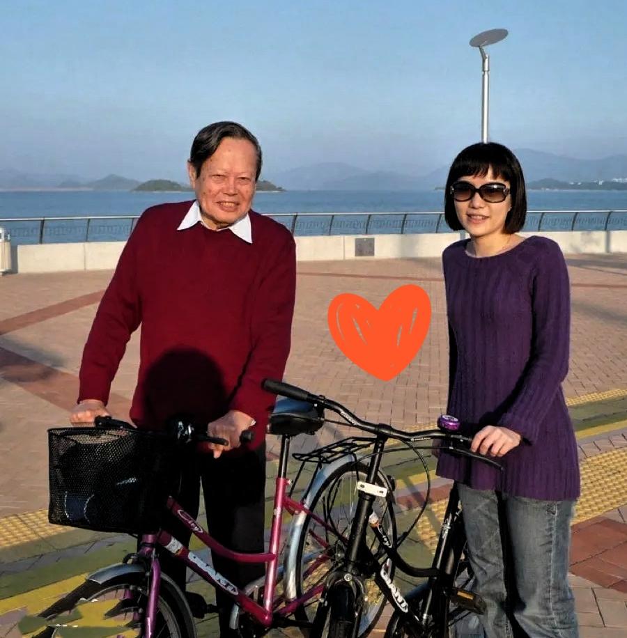 先生溘然长逝，最悲痛的当属翁帆icon。她28岁时嫁给先生，相伴先生走过了悠悠2