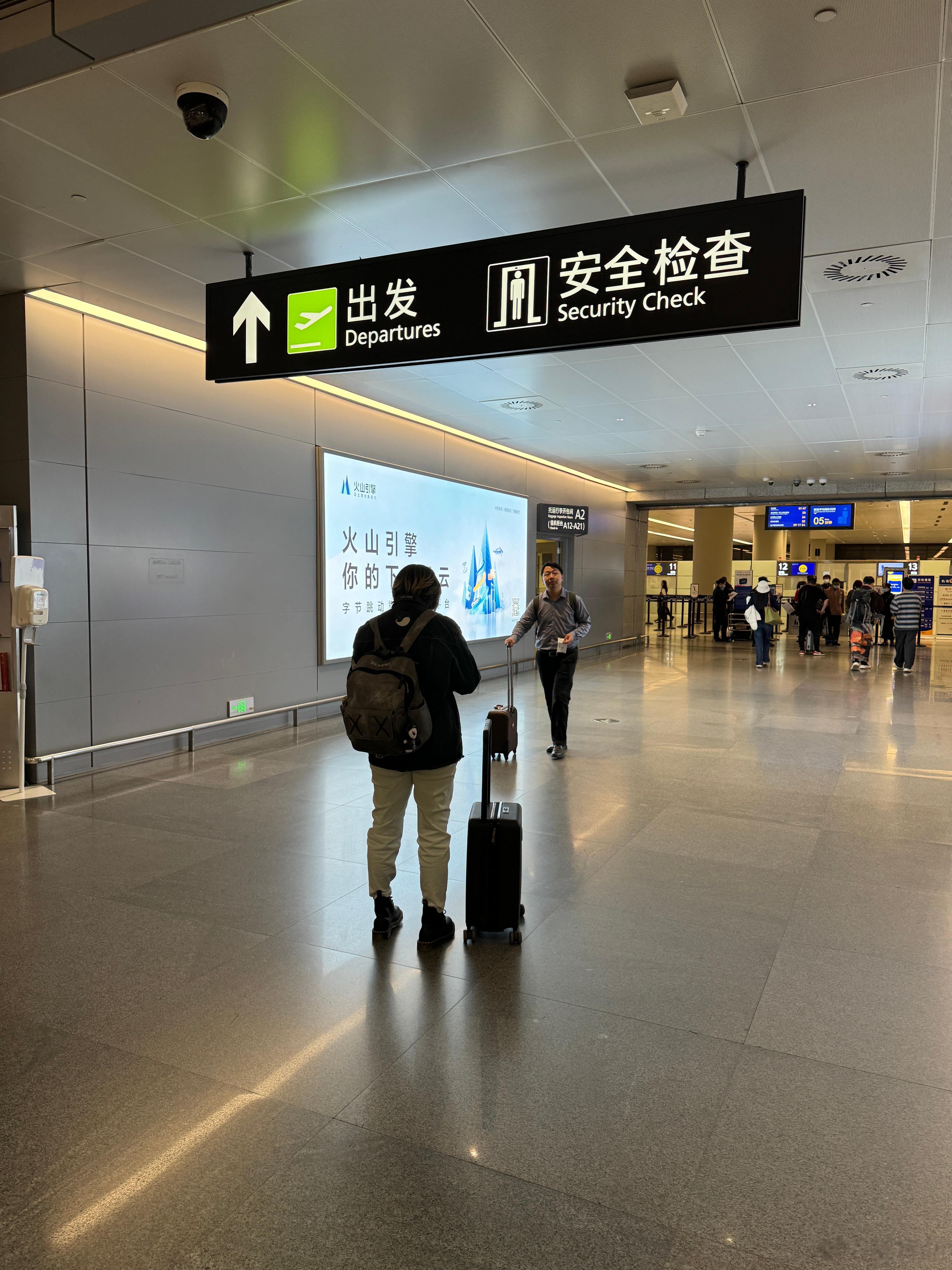 老是极限操作，在安检口等改签的机票出票；在路口等新选的躲避拥堵路线导航告诉往左还