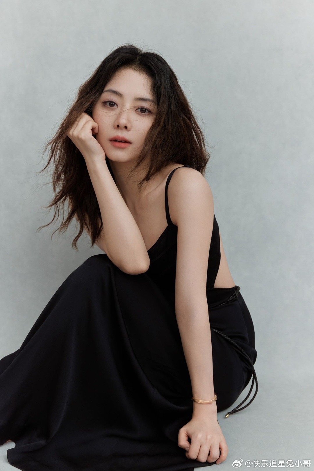 谭松韵35岁生日照谭松韵羊毛卷黑裙生日照谭松韵35岁生日照美翻了！羊毛卷长发配镂