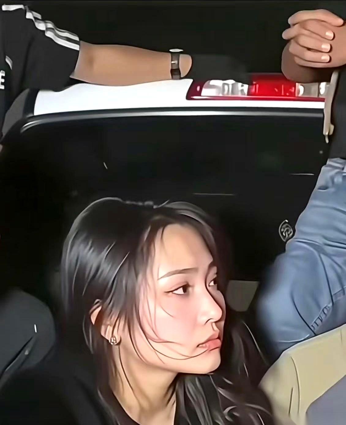 把毒枭写成深情大佬？再给他安一个爱而不得、全世界都对不起他的剧本？
我真是看得脑