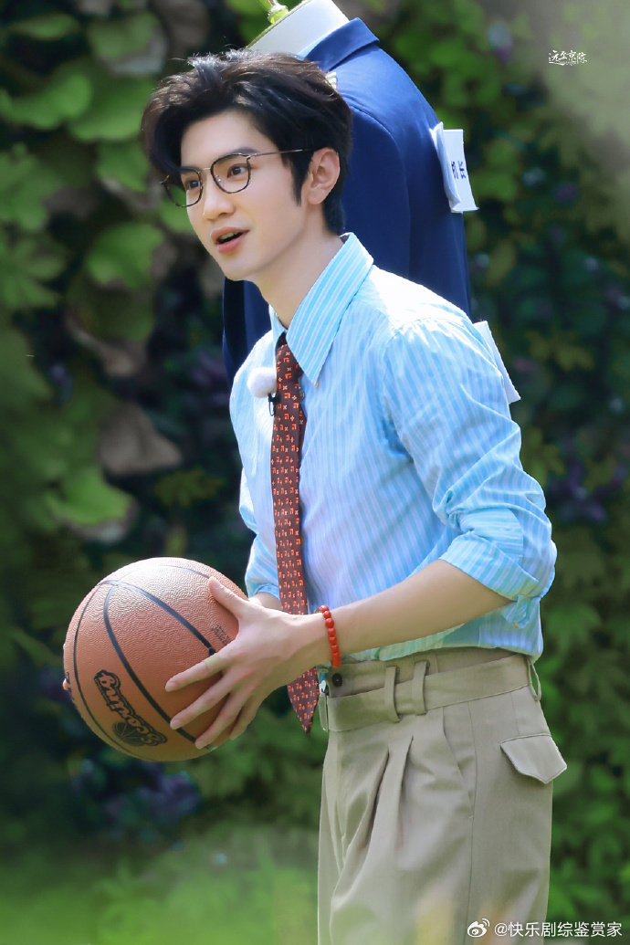 陈哲远至今不知道腿长的坏处陈哲远听到什么笑成这样奔跑吧路透陈哲远《奔跑吧14》笑