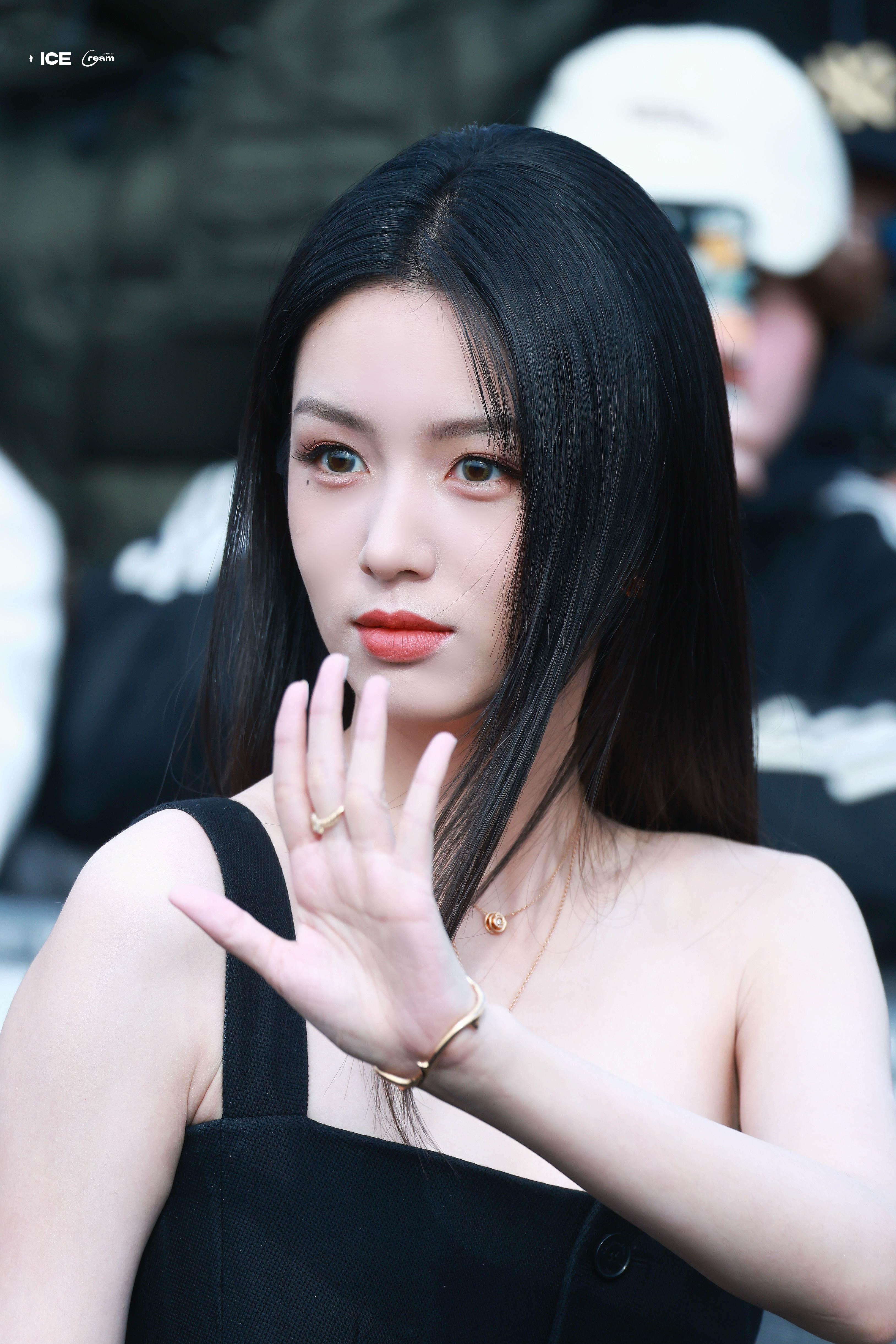 周也白衣红围巾造型周也在复制粘贴的时代，你是手写的诗