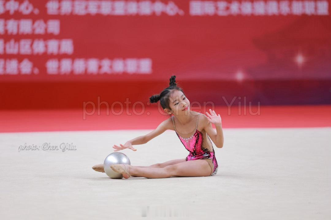 国际联合冠军杯第一天上午的赛程结束，全场最小年龄组的宝宝们可以进入过节模式啦 北