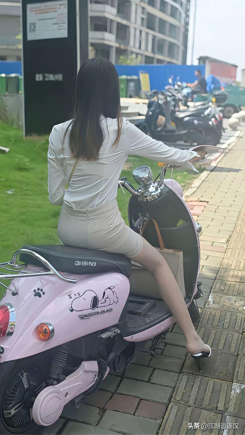 相亲对象开着这辆粉嘟嘟的小电驴来接我，真的太拉风了！奶fufu的车身印着慵懒的史