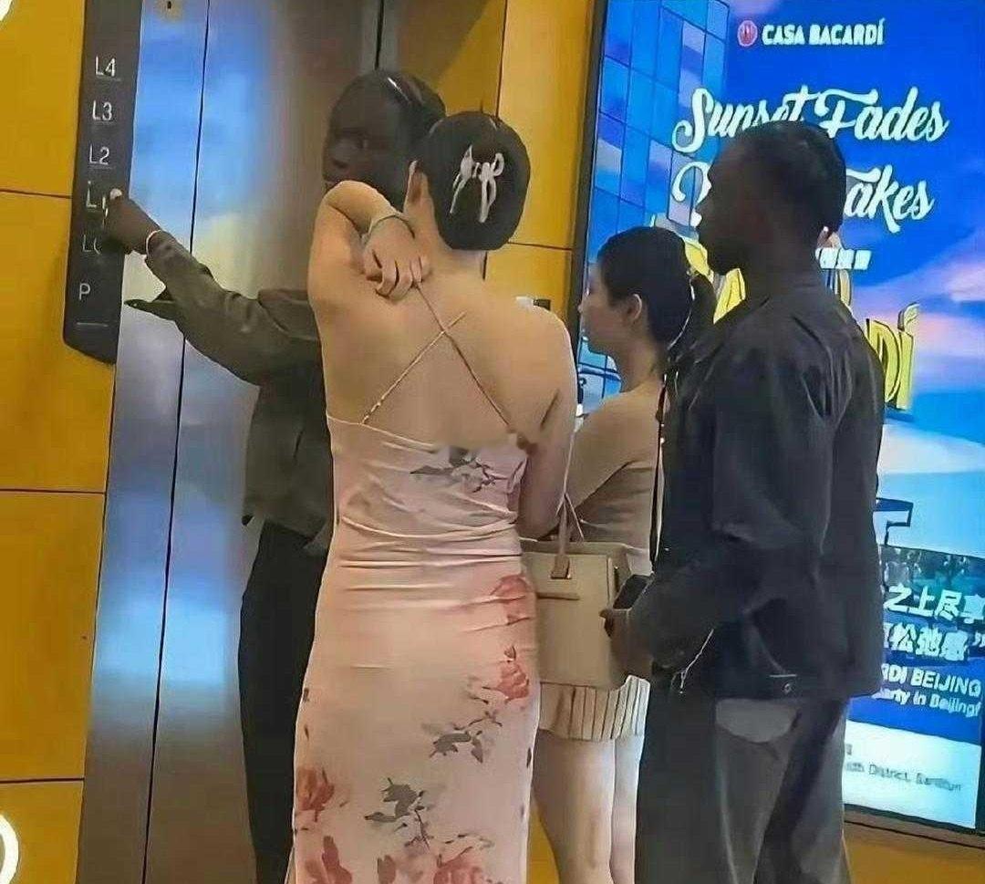 老外很有礼貌 帮忙按电梯 