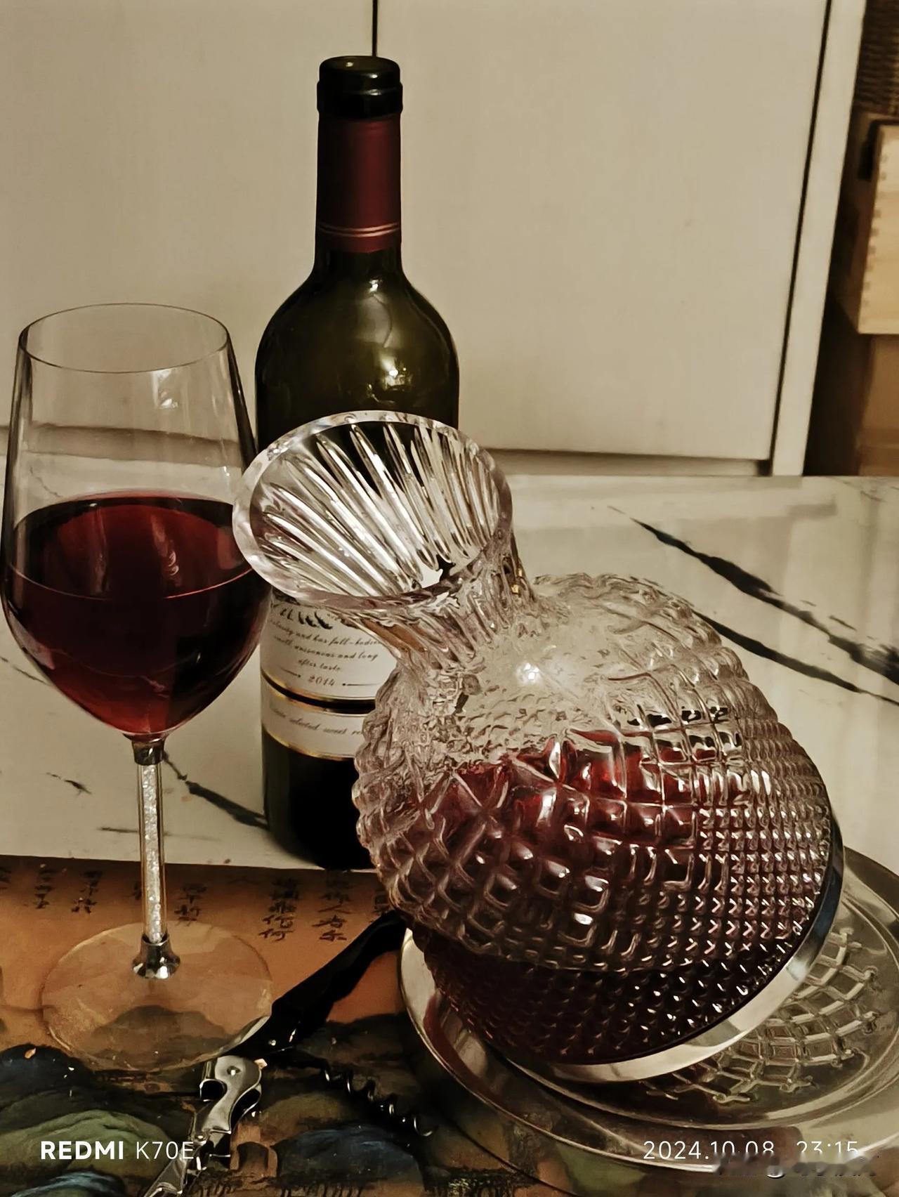 #秋日生活打卡季#
秋天真是个迷人的季节！
清晨，漫步在林间小径，阳光穿透薄雾，