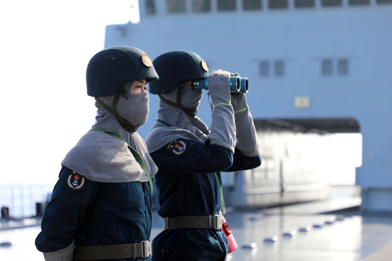 台海局势 比较少见的海军舰艇兵个人防护装备，隔绝式化学氧/压缩氧自救呼吸器，应该