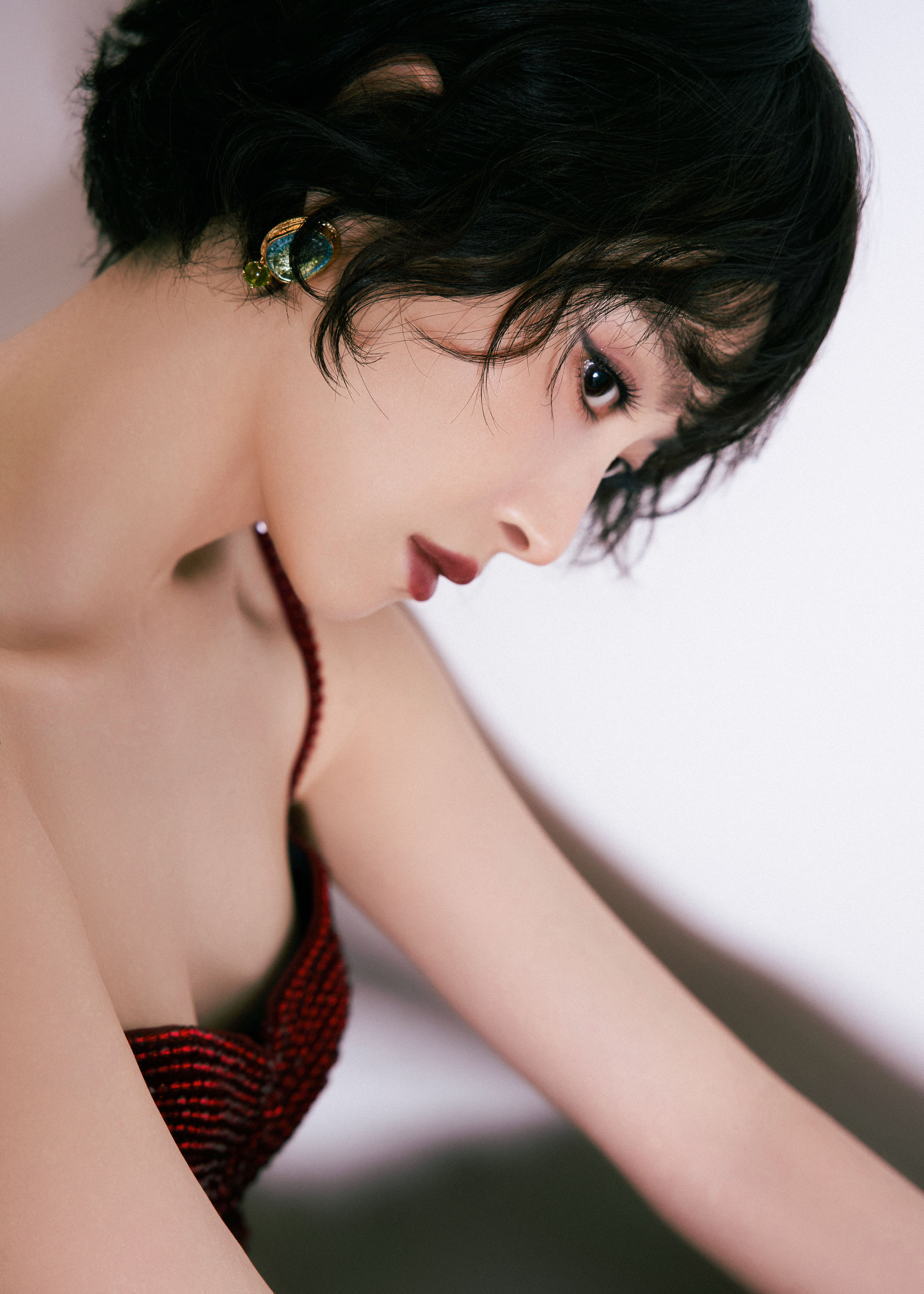 宋茜 时序更新绯色添暖，沐光而行岁岁生花。新岁启章，所有美好如期而至。