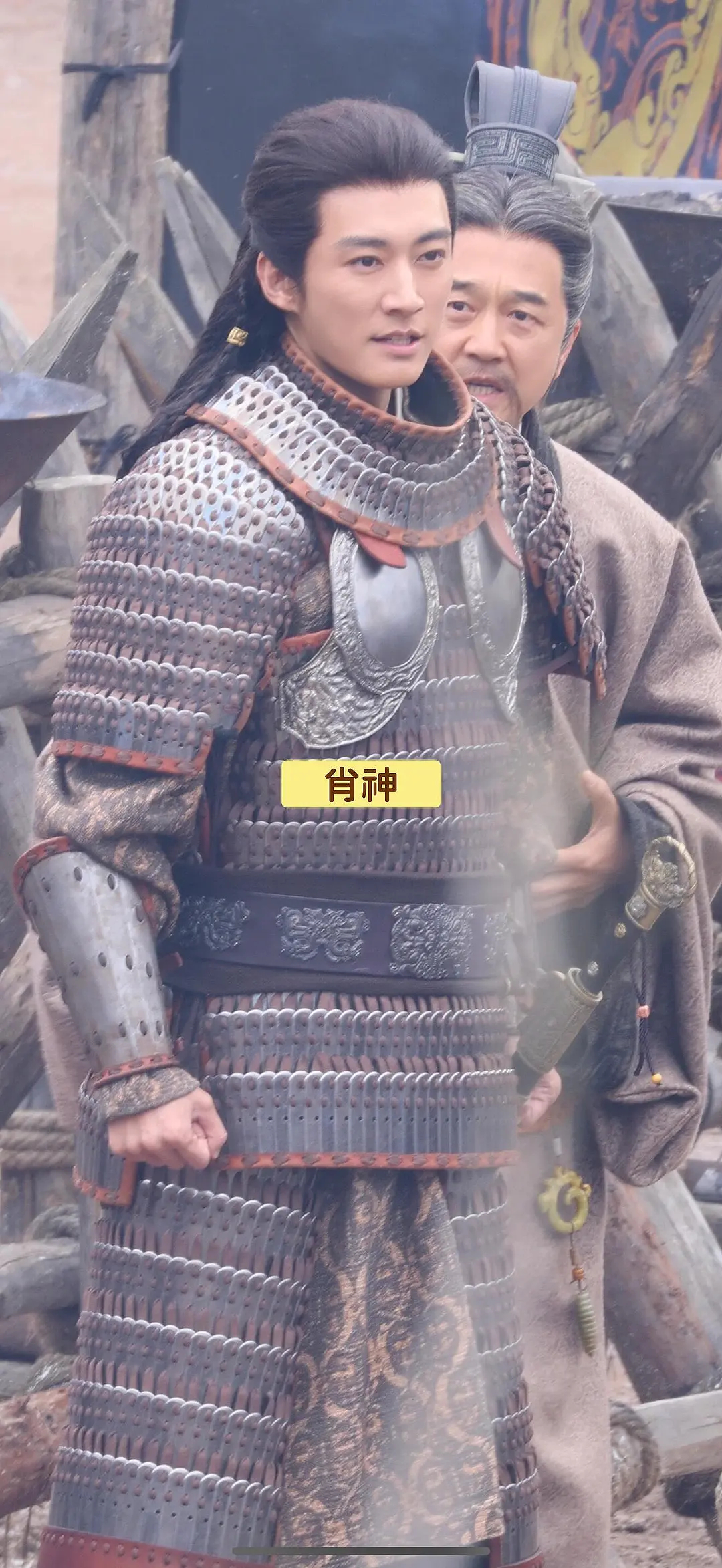 刘学义是把胸罩外穿了吗