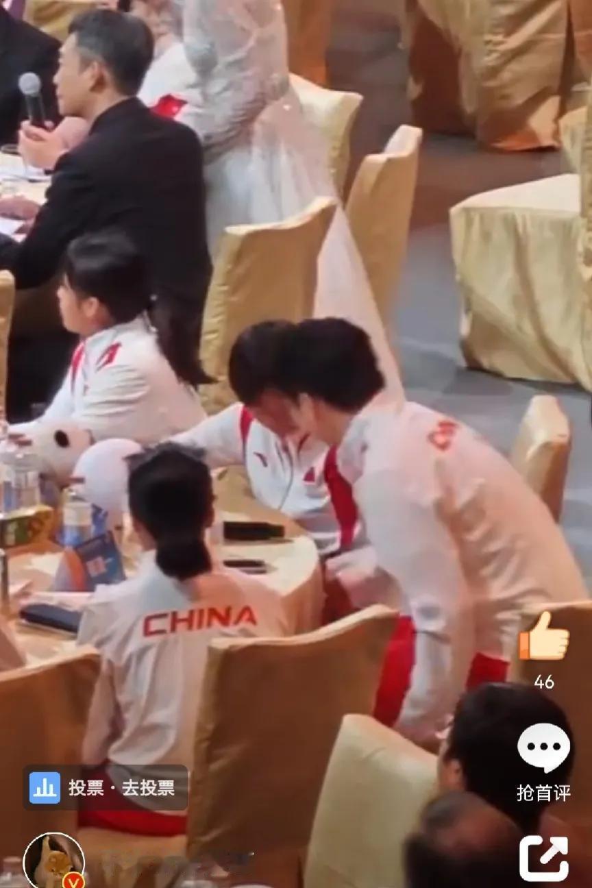 我看见了就是小胖先动的手，婵宝打回去了，1:1打平手了！


果然小朋友打架是一