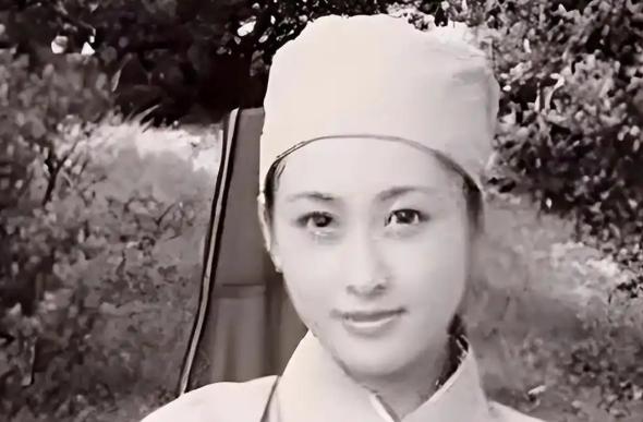 1950年，一次剿匪战斗中，一战士死死地盯住了女尼姑丰满的胸脯，排长不禁气得青筋