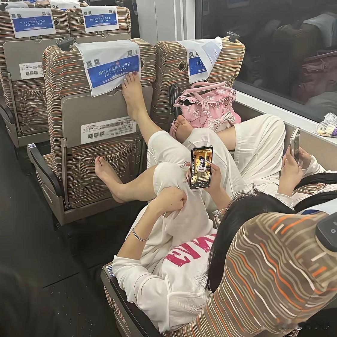 公共场合最显人品！
高铁不是私人卧室，把光脚直接搭在前排座椅靠背，放纵自身随性，