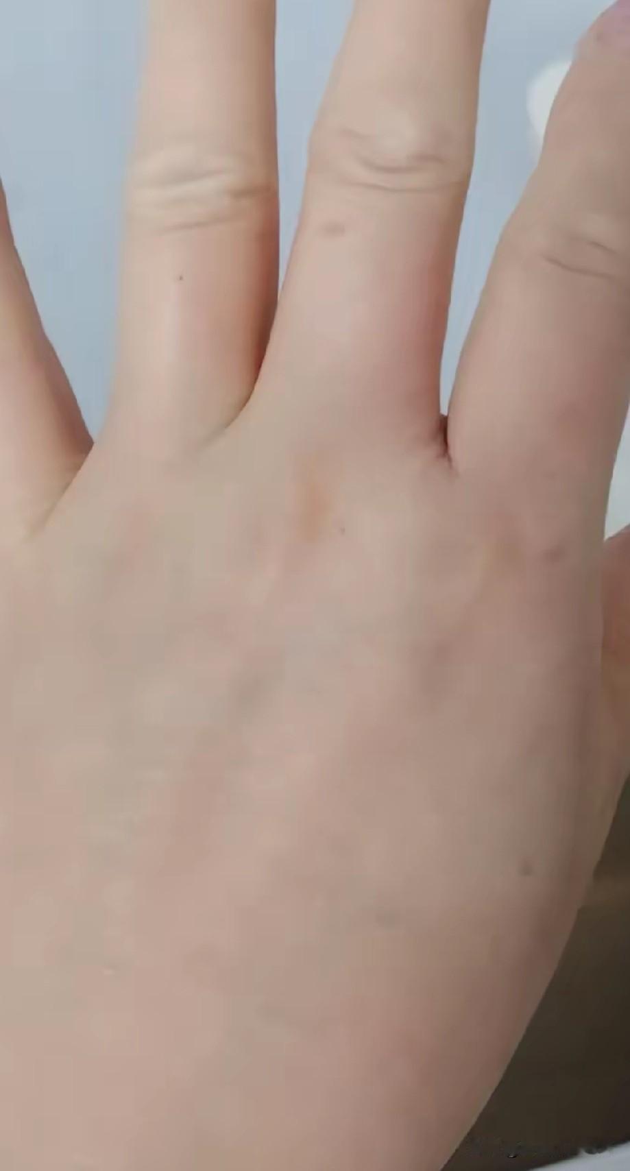 没爸的孩子早当家。
刚下课回到家，便听到厨房里两姐妹的嚷嚷声，发现小女炒菜被油溅