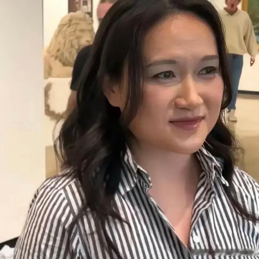 这是陈乔恩吗？一下子胖了这么多陈乔恩受什么刺激了，一下子肥了这么多，直接变成了大