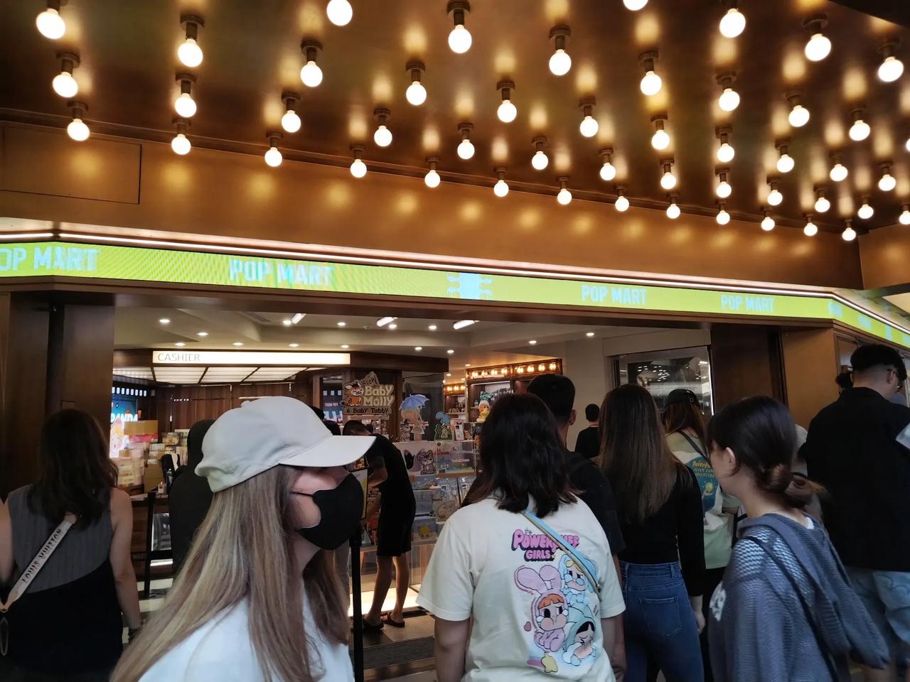 台灣西丁pop mart大排長龍。看來泡泡瑪特股價還會升。