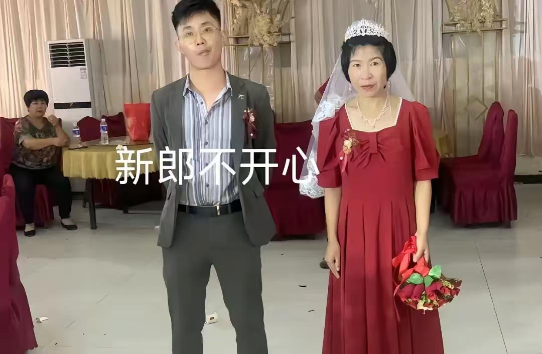 结婚是大喜的日子，
很不理解小伙的的行为和表情，
既然选择了新娘，应该高兴起来才