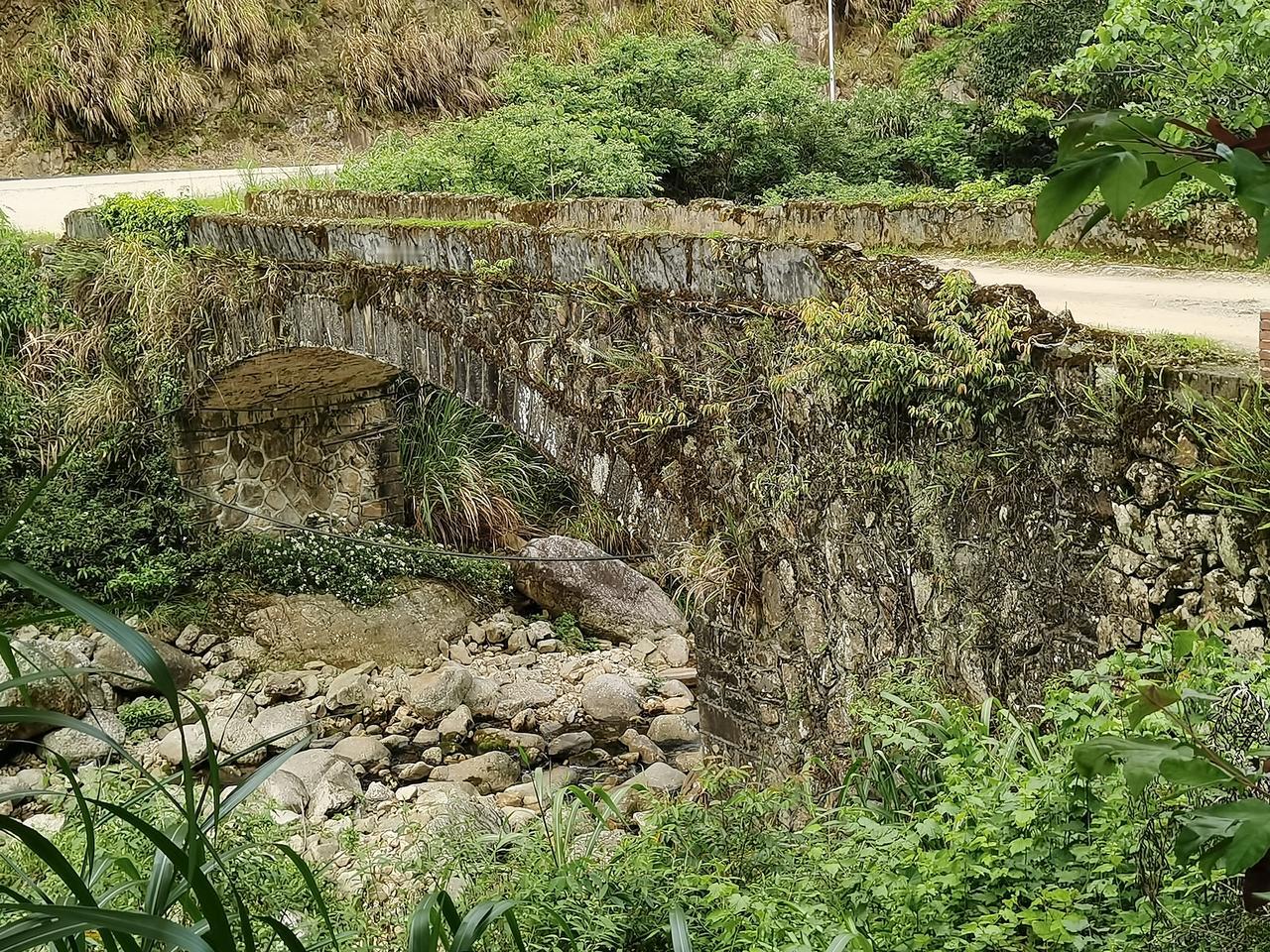 一座公路石拱桥
