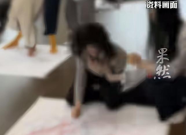 江苏的董先生近日崩溃爆料，自己原本温柔顾家、性格正常的妻子，自从被熟人坑骗，参加