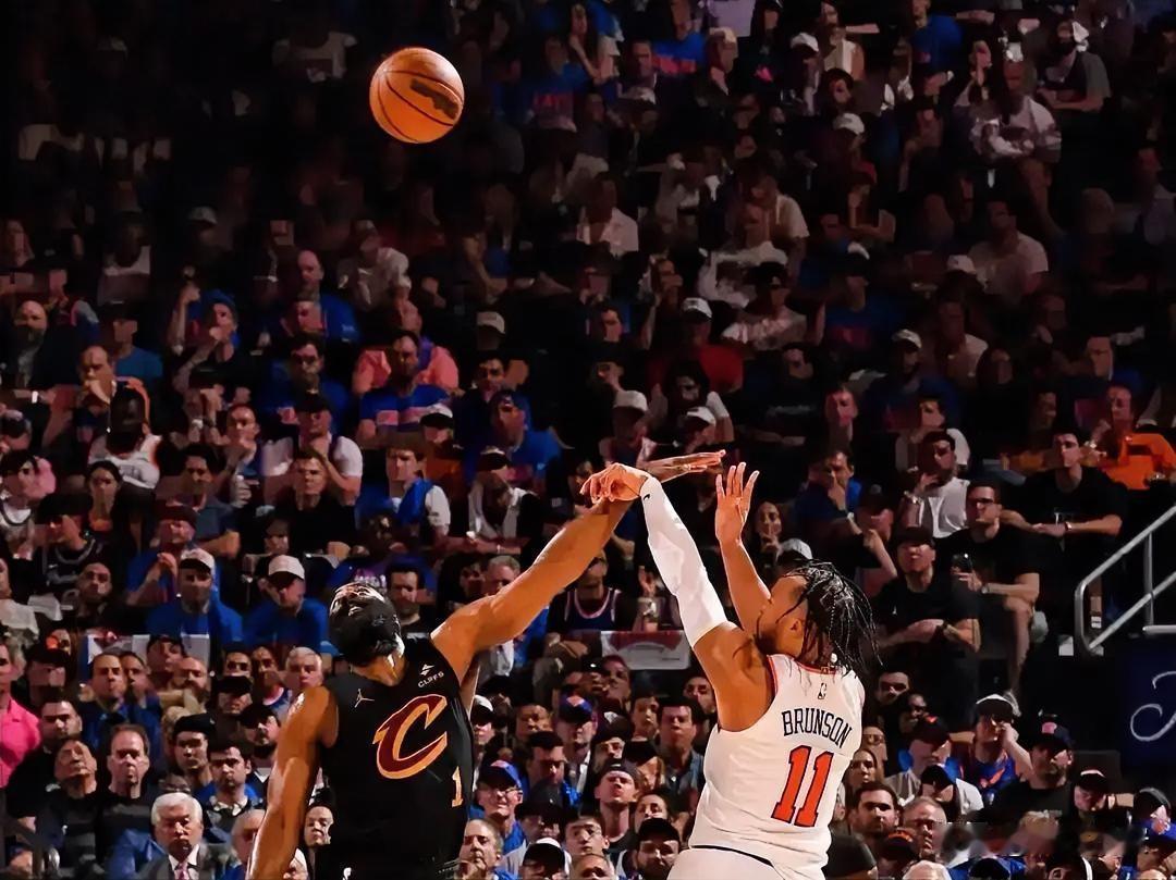 骑士22分被逆转，国内外球评人集体破防。
 
NBA东部决赛G1，纽约尼克斯在主
